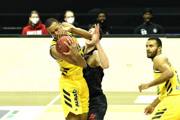 f l Louis Olinde Alba, Alen Pjanic Giessen Faul, BBL, Alba Berlin vs Giessen, at Mercedes Benz Arena, 10 01 21, GER, Berlin, 10 01 21, BBL, Alba vs Giessen 46er Berlin Copyright: xUwexKoch Eibner-Pressefotox EP_UKH