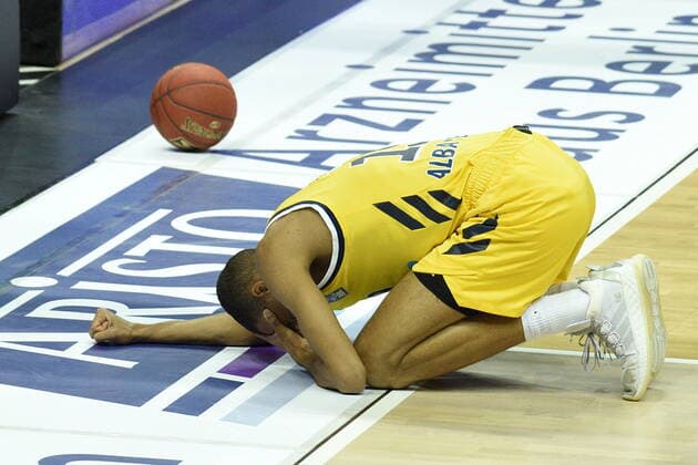 v l Louis Olinde Alba, after foul on the ground, BBL, Alba Berlin vs Giessen, at Mercedes Benz Arena, 10 01 21, GER, Berlin, 10 01 21, BBL, Alba vs Giessen 46er Berlin Copyright: xUwexKoch Eibner-Pressefotox EP_UKH