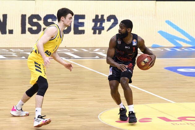 v l Jonas Mattisseck Alba, Jonathan Stark Giessen, BBL, Alba Berlin vs Giessen, at Mercedes Benz Arena, 10 01 21, GER, Berlin, 10 01 21, BBL, Alba vs Giessen 46er Berlin Copyright: xUwexKoch Eibner-Pressefotox EP_UKH