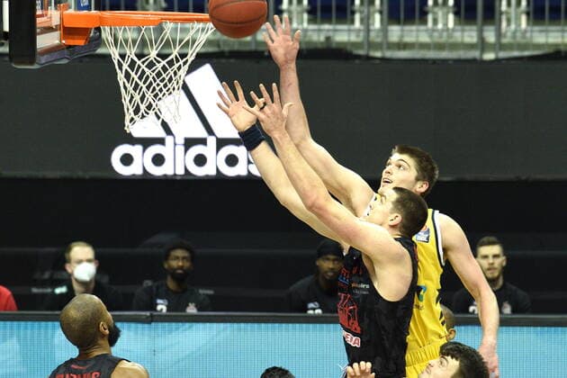 v l Scottie James jr Giessen, BBL, Alba Berlin vs Giessen, at Mercedes Benz Arena, 10 01 21, GER, Berlin, 10 01 21, BBL, Alba vs Giessen 46er Berlin Copyright: xUwexKoch Eibner-Pressefotox EP_UKH