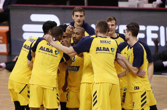 with Jayson Granger, team circle swear in before the start of the game Ritual Sport Basketball BBL Bundesliga Herren Saison 2020 2021 10 01 2021 ALBA Berlin vs Gießen 46ers