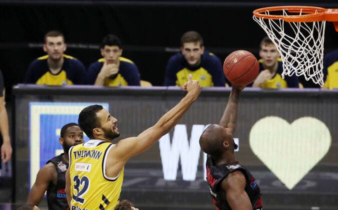 Johannes Thiemann, Brandon Bowman action game scene duel sports basketball BBL Bundesliga men season 2020 2021 10 01 2021 ALBA Berlin vs Giessen 46ers