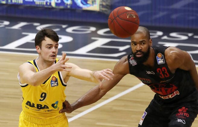 Jonas Mattissek, Brandon Thomas action game scene duel sports basketball BBL Bundesliga men season 2020 2021 10 01 2021 ALBA Berlin vs Giessen 46ers