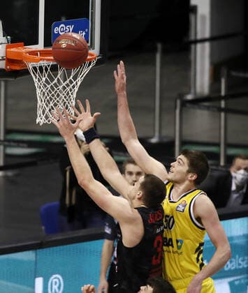 Scottie James jr , Ben Lammers action game scene duel sports basketball BBL Bundesliga men season 2020 2021 10 01 2021 ALBA Berlin vs Giessen 46ers