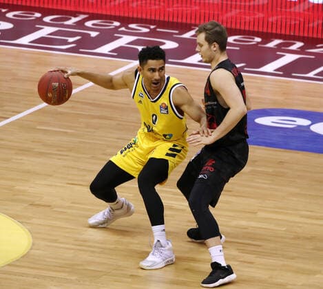 Maodo Lo, Bjarne Kraushaar action game scene duel sports basketball BBL Bundesliga men season 2020 2021 10 01 2021 ALBA Berlin vs Giessen 46ers