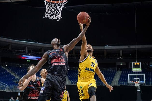 Basketball Berlin 10 01 2021 Season 2020 2021 easyCredit BBL 1 Bundesliga Alba Berlin JobStairs GIESSEN 46ers Brandon Bowman Giessen, No 15 Johannes Thiemann Alba Berlin, No 32