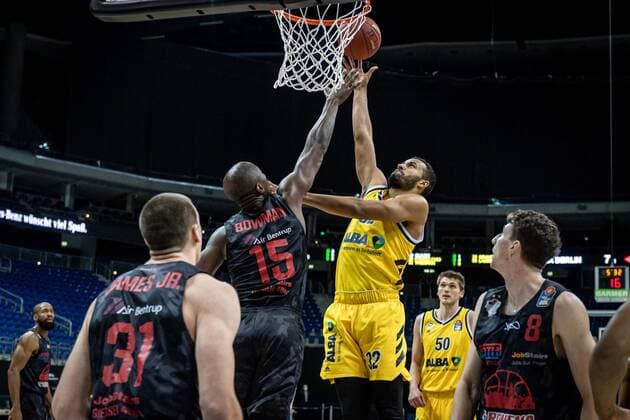 Basketball Berlin 10 01 2021 Season 2020 2021 easyCredit BBL 1 Bundesliga Alba Berlin JobStairs GIESSEN 46ers Johannes Thiemann Alba Berlin, No 32 Brandon Bowman Giessen, No 15