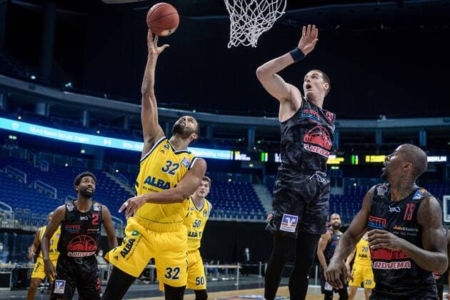 Basketball Berlin 10 01 2021 Season 2020 2021 easyCredit BBL 1 Bundesliga Alba Berlin JobStairs GIESSEN 46ers Johannes Thiemann Alba Berlin, No 32 Scottie James jr Giessen, No 31