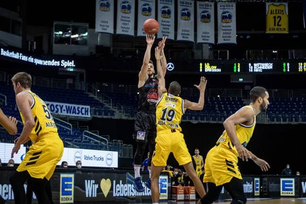 Basketball Berlin 10 01 2021 Season 2020 2021 easyCredit BBL 1 Bundesliga Alba Berlin JobStairs GIESSEN 46ers Ferdinand Zylka Giessen, No 20 Louis Olinde Alba Berlin, No 19