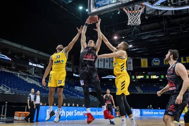 Basketball Berlin 10 01 2021 Season 2020 2021 easyCredit BBL 1 Bundesliga Alba Berlin JobStairs GIESSEN 46ers Scottie James jr Giessen, No 31 Jayson Granger Alba Berlin, No 33 Kresimir Nikic Alba Berlin, No 16