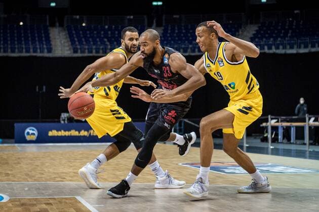 Basketball Berlin 10 01 2021 Season 2020 2021 easyCredit BBL 1 Bundesliga Alba Berlin JobStairs GIESSEN 46ers Brandon Thomas Giessen, No 33 Louis Olinde Alba Berlin, No 19 Johannes Thiemann Alba Berlin, No 32