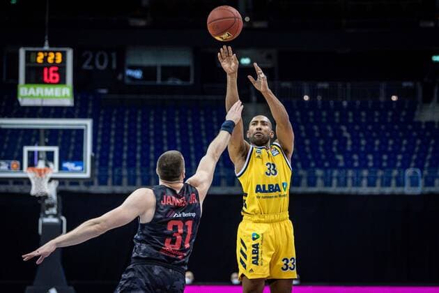 Basketball Berlin 10 01 2021 Season 2020 2021 easyCredit BBL 1 Bundesliga Alba Berlin JobStairs GIESSEN 46ers Jayson Granger Alba Berlin, No 33 Scottie James jr Giessen, No 31