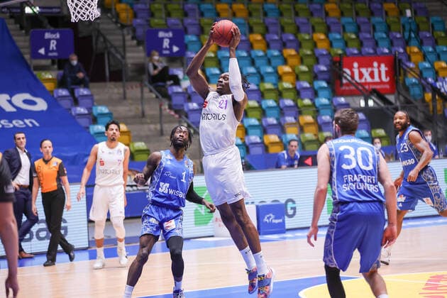 Fraport Skyliners BG Goettingen, easyCredit BBL Tai Odiase BG Goettingen, 21 rises high to the basket Matt Mobley Fraport Skyliners, 1 and Jon Axel Gudmundsson Fraport Skyliners, 30 just watch without interfering Basketball match of the easyCredit BBL between Fraport Skyliners and BG Goettingen on 10 January 2021 at Fraport Arena in Frankfurt am Main , Frankfurt am Main Hesse Germany Fraport Arena