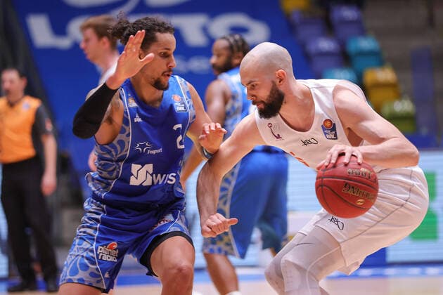 Fraport Skyliners BG Goettingen, easyCredit BBL Michael Kessens Fraport Skyliners, 2 defends against Dennis Kramer BG Goettingen, 10 basketball match of the easyCredit BBL between Fraport Skyliners and BG Goettingen on January 10, 2021 at Fraport Arena in Frankfurt am Main , Frankfurt am Main Hesse Germany Fraport Arena