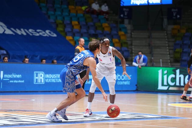 Basketball Bundesliga,Fraport Skyliners GB Goettingen,2021 01 10,GER, im Rahon Joe, Fraport Skyliners, 18 ,Booker Deishuan, BG Goettingen, 1 , ,Eibner Pressefoto Uli Scherbaum Fraport Skyliners GB Goettingen Frankfurt Copyright: xEibner-Pressefoto UlrichxScherbaumx EP_usm