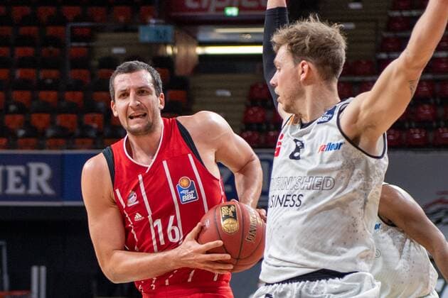 Paul Zipser 16 FC Bayern , Jan Niklas Wimberg 8 Niners Chemnitz , FC Bayern Basketball vs Niners Chemnitz, BBL, 10 01 2021 Muenchen Bayern Germany Copyright: xkolbert-press UlrichxGamelx