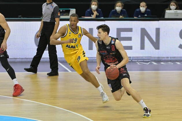 f l Louis Olinde Alba, Alen Pjanic Giessen, BBL, Alba Berlin vs Giessen, at Mercedes Benz Arena, 10 01 21, GER, Berlin, 10 01 21, BBL, Alba vs Giessen 46er Berlin Copyright: xUwexKoch Eibner-Pressefotox EP_UKH