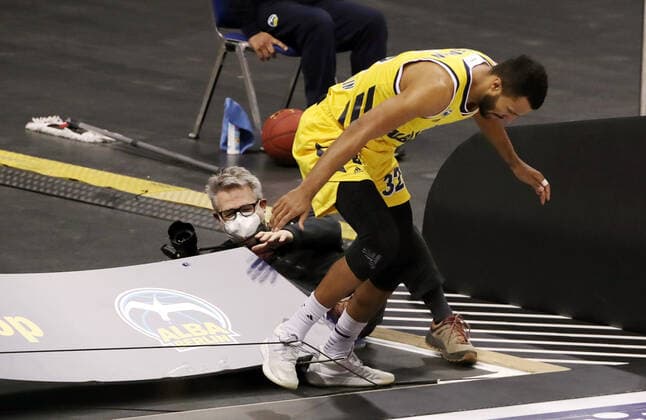 Johannes Thiemann crashes into photographer Tilo Wiedensohler Sport Basketball BBL Bundesliga mens season 2020 2021 10 01 2021 ALBA Berlin vs Giessen 46ers