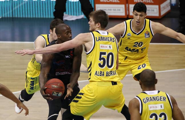 Brandon Bowman, Ben Lammers, Simone Fontecchio Action Game Scene Duel Sports Basketball BBL Bundesliga Men Season 2020 2021 10 01 2021 ALBA Berlin vs Giessen 46ers