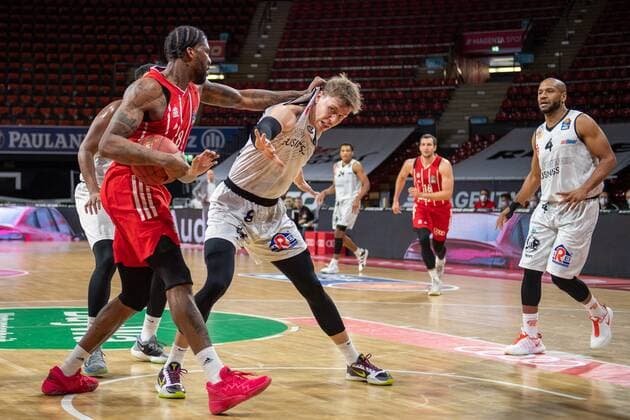 Jalen Reynolds 8 FC Bayern , Jan Niklas Wimberg 8 Niners Chemnitz , FC Bayern Basketball vs Niners Chemnitz, BBL, 10 01 2021 Muenchen Bayern Germany Copyright: xkolbert-press UlrichxGamelx