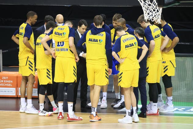 GER, BBL, ALBA Berlin vs Jobstairs Giessen 46ers 10 01 2021, Mercedes Benz Arena, Berlin, GER, BBL, ALBA Berlin vs Jobstairs Giessen 46ers, in picture head coach Aito Garcia Reneses ALBA Berlin , circle of players nordphotoxEngler nph00076