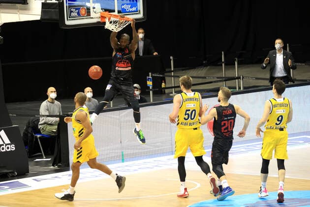 GER, BBL, ALBA Berlin vs Jobstairs Giessen 46ers 10 01 2021, Mercedes Benz Arena, Berlin, GER, BBL, ALBA Berlin vs Jobstairs Giessen 46ers, in picture dunking of Brandon Bowman Giessen46ers 15 , Ben Lammers ALBA Berlin 50 , Jonas Mattisseck ALBA Berlin 9 , Jayson Granger ALBA Berlin 33 , Ferdinand Zylka Giessen46ers 20 nordphotoxEngler nph00076