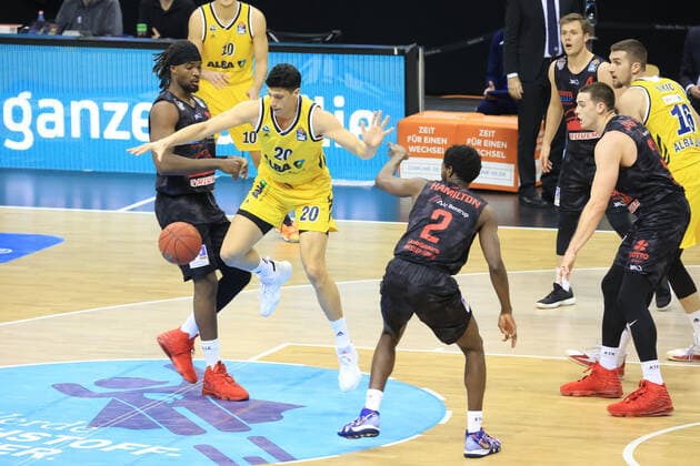 GER, BBL, ALBA Berlin vs Jobstairs Giessen 46ers 10 01 2021, Mercedes Benz Arena, Berlin, GER, BBL, ALBA Berlin vs Jobstairs Giessen 46ers, in picture Simone Fontecchio ALBA Berlin 20 , Chad Brown Giessen46ers 22 , Isaac Hamilton Giessen46ers 2 nordphotoxEngler nph00076