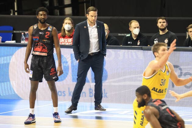 GER, BBL, ALBA Berlin vs Jobstairs Giessen 46ers 10 01 2021, Mercedes Benz Arena, Berlin, GER, BBL, ALBA Berlin vs Jobstairs Giessen 46ers, in picture coach Rolf Scholz Giessen46ers , Isaac Hamilton Giessen46ers 2 nordphotoxEngler nph00076