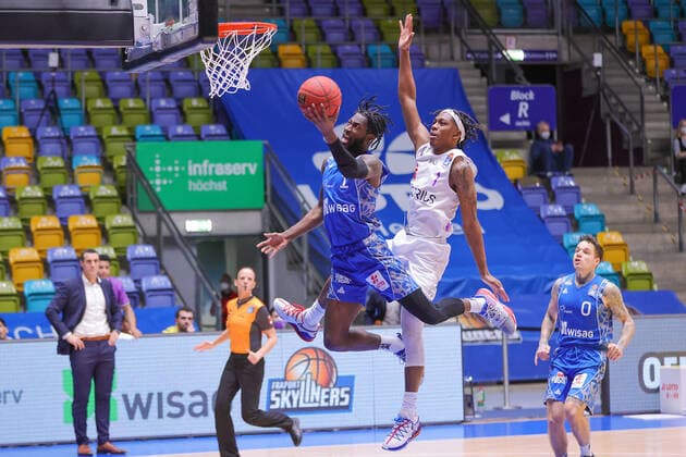 Fraport Skyliners BG Goettingen, easyCredit BBL Matt Mobley Fraport Skyliners, 1 rises high to the basket, Deishuan Booker BG Goettingen, 1 can no longer intervene Basketball match of the easyCredit BBL between the Fraport Skyliners and BG Goettingen on 10 January 2021 at the Fraport Arena in Frankfurt am Main , Frankfurt am Main Hesse Germany Fraport Arena