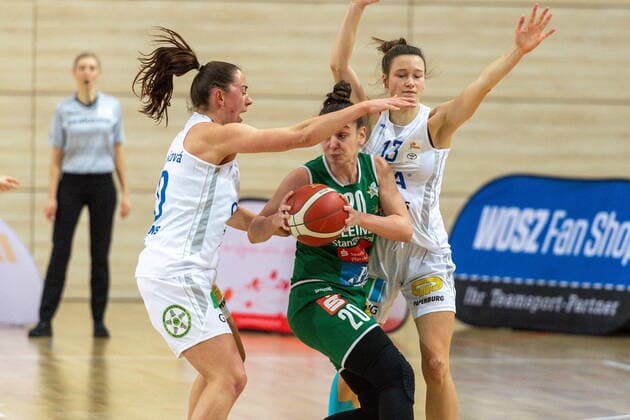 Barbora Kasparkowa 10, GISA Lions SV Halle and Charlotte Kreuter 13, GISA Lions SV Halle together against Sanja Mandic Keltern GISA Lions SV Halle vs Rutronik Stars Keltern Basketball 1 Bundesliga ERDGAS Sportarena Halle Saale 10 01 2021 Foto Holger John Sachsen Anhalt Germany