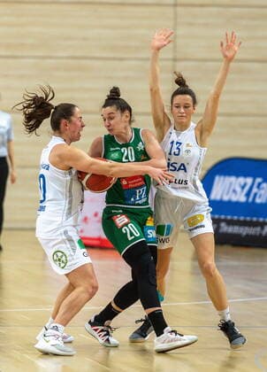 Barbora Kasparkowa 10, GISA Lions SV Halle and Charlotte Kreuter 13, GISA Lions SV Halle together against Sanja Mandic Keltern GISA Lions SV Halle vs Rutronik Stars Keltern Basketball 1 Bundesliga ERDGAS Sportarena Halle Saale 10 01 2021 Foto Holger John Sachsen Anhalt Germany