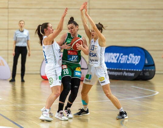 Barbora Kasparkowa 10, GISA Lions SV Halle and Charlotte Kreuter 13, GISA Lions SV Halle together against Sanja Mandic Keltern GISA Lions SV Halle vs Rutronik Stars Keltern Basketball 1 Bundesliga ERDGAS Sportarena Halle Saale 10 01 2021 Foto Holger John Sachsen Anhalt Germany