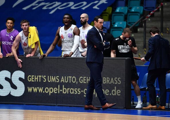 10 01 2021, xjhx, Basketball BBL Bundesliga, Frankfurt Skyliners BG Goettingen emspor, v l Tai Odiase BG Goettingen gives instructions, gestures, gesticulate with arms gives instructions, gesticulate DFL DFB REGULATIONS PROHIBIT ANY USE OF PHOTOGRAPHS AS IMAGE SEQUENCES AND OR QUASI VIDEO Frankfurt am Main