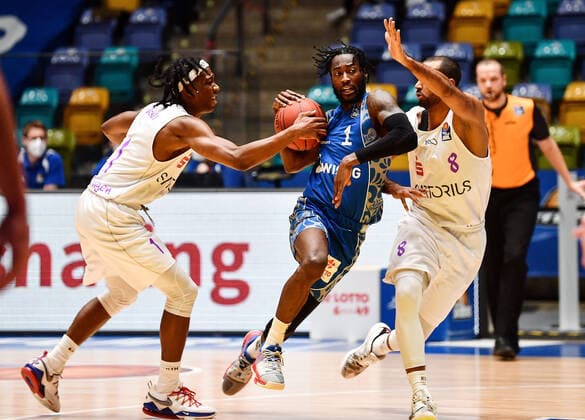 10 01 2021, xjhx, Basketball BBL Bundesliga, Frankfurt Skyliners BG Goettingen emspor, v l ngg01, Matt Mobley Fraport Skyliners Frankfurt , Akeem Vargas BG Goettingen DFL DFB REGULATIONS PROHIBIT ANY USE OF PHOTOGRAPHS as IMAGE SEQUENCES and or QUASI VIDEO Frankfurt am Main