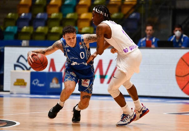 10 01 2021, xjhx, Basketball BBL Bundesliga, Frankfurt Skyliners BG Goettingen emspor, v l Matt Mobley Fraport Skyliners Frankfurt , Deishuan Booker BG Goettingen DFL DFB REGULATIONS PROHIBIT ANY USE OF PHOTOGRAPHS as IMAGE SEQUENCES and or QUASI VIDEO Frankfurt am Main
