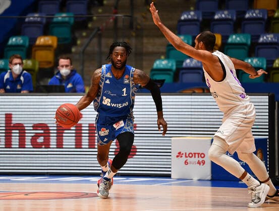 10 01 2021, xjhx, Basketball BBL Bundesliga, Frankfurt Skyliners BG Goettingen emspor, v l Matt Mobley Fraport Skyliners Frankfurt , Akeem Vargas BG Goettingen DFL DFB REGULATIONS PROHIBIT ANY USE OF PHOTOGRAPHS as IMAGE SEQUENCES and or QUASI VIDEO Frankfurt am Main