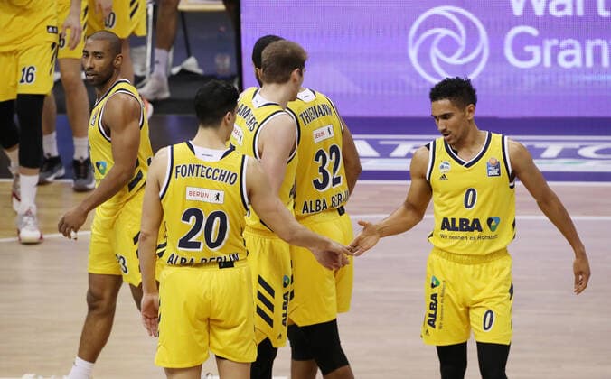 Jayson Granger, Simone Fontecchio, Ben Lammers, Johannes Thiemann, Maodo Lo high-five after end of game joy jubilant jubilation after victory Sports Basketball BBL Bundesliga Men Season 2020 2021 10 01 2021 ALBA Berlin vs Giessen 46ers
