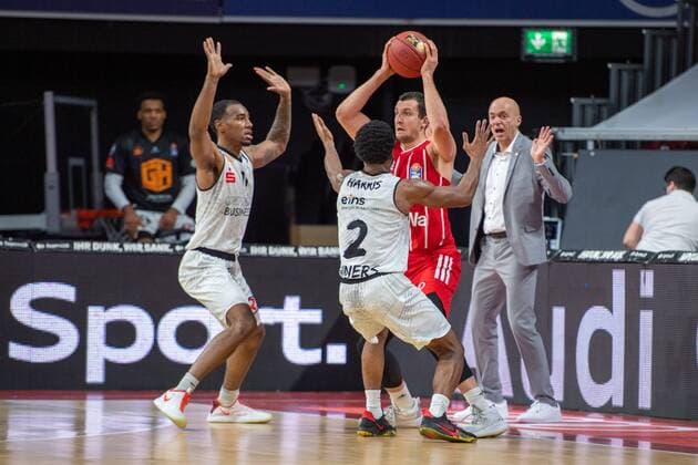 Terrell Harris 2 Niners Chemnitz , Paul Zipser 16 FC Bayern , FC Bayern Basketball vs Niners Chemnitz, BBL, 10 01 2021 Muenchen Bayern Germany Copyright: xkolbert-press UlrichxGamelx
