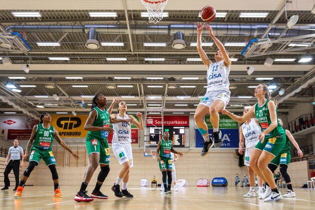 Charlotte Kreuter 13, GISA Lions SV Halle under the basket GISA Lions SV Halle vs Rutronik Stars Keltern Basketball 1 Bundesliga ERDGAS Sportarena Halle Saale 10 01 2021 Foto Holger John Sachsen Anhalt Germany