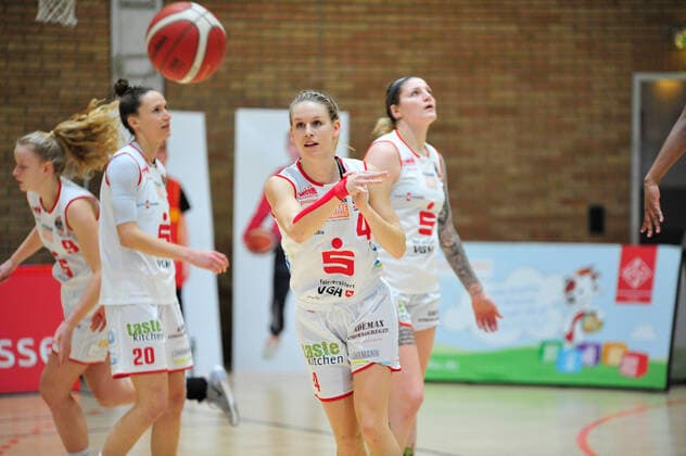 Basketball DBBL 12 Matchday GiroLive Panthers Osnabrück TSV 1880 Wasserburg on 10 01 2021 at the OSC Halle in Osnabrück Melli Knopp C Osnabrück throwing in the ball BK