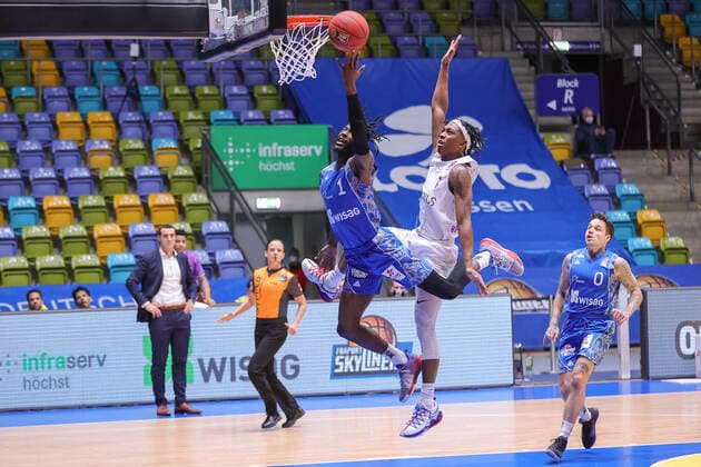 Fraport Skyliners BG Goettingen, easyCredit BBL Matt Mobley Fraport Skyliners, 1 rises high to the basket, Deishuan Booker BG Goettingen, 1 can no longer intervene Basketball match of the easyCredit BBL between the Fraport Skyliners and BG Goettingen on 10 January 2021 at the Fraport Arena in Frankfurt am Main , Frankfurt am Main Hesse Germany Fraport Arena
