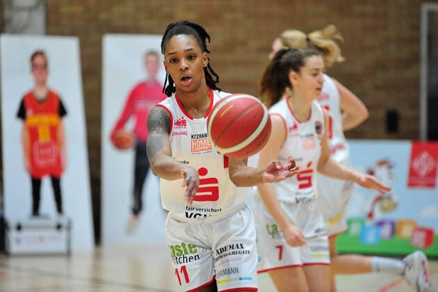 Basketball DBBL 12 Matchday GiroLive Panthers Osnabrück TSV 1880 Wasserburg on 10 01 2021 at the OSC Hall in Osnabrück Allazia Blockton Osnabrück during the throw-in BK