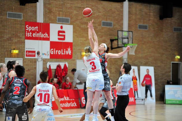 Basketball DBBL 12 Matchday GiroLive Panthers Osnabrück TSV 1880 Wasserburg on 10 01 2021 in the OSC Hall in Osnabrück Samantha Führing Fuehring Osnabrück and Anne Zipser Wasserburg during the highball BK