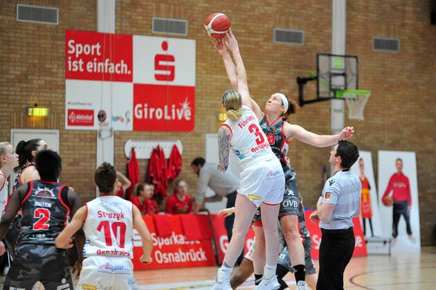 Basketball DBBL 12 Matchday GiroLive Panthers Osnabrück TSV 1880 Wasserburg on 10 01 2021 in the OSC Hall in Osnabrück Samantha Führing Fuehring Osnabrück and Anne Zipser Wasserburg during the highball BK