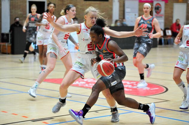 Basketball DBBL 12 Matchday GiroLive Panthers Osnabrück TSV 1880 Wasserburg on 10 01 2021 at the OSC Halle in Osnabrück Emma Eichmeyer Osnabrück in a duel with Kelly Moten Wasserburg BK
