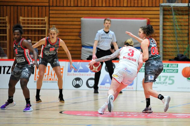 Basketball DBBL 12 Matchday GiroLive Panthers Osnabrück TSV 1880 Wasserburg on 10 01 2021 in the OSC Hall in Osnabrück Samantha Führing Fuehring Osnabrück in a duel with Margaret Mulligan Wasserburg BK