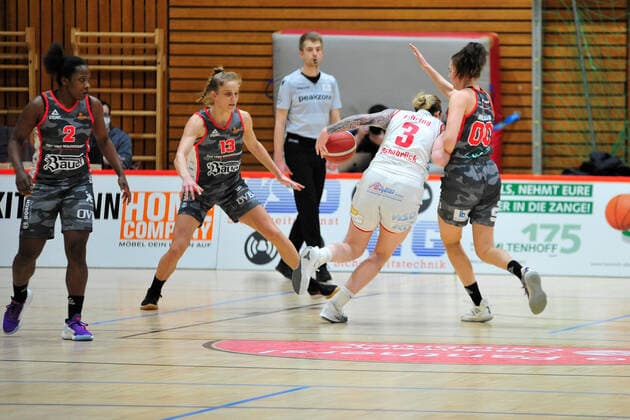 Basketball DBBL 12 Matchday GiroLive Panthers Osnabrück TSV 1880 Wasserburg on 10 01 2021 in the OSC Hall in Osnabrück Samantha Führing Fuehring Osnabrück in a duel with Margaret Mulligan Wasserburg BK