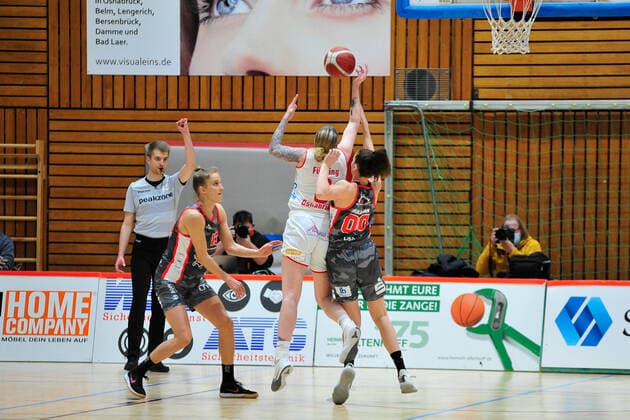 Basketball DBBL 12 Matchday GiroLive Panthers Osnabrück TSV 1880 Wasserburg on 10 01 2021 in the OSC Hall in Osnabrück Samantha Führing Fuehring Osnabrück in a duel with Margaret Mulligan Wasserburg BK