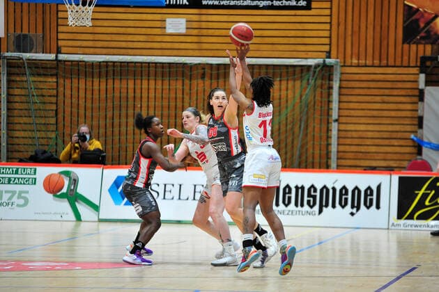Basketball DBBL 12 Matchday GiroLive Panthers Osnabrück TSV 1880 Wasserburg on 10 01 2021 at OSC Halle in Osnabrück Allazia Blockton Osnabrück shooting 3 points BK