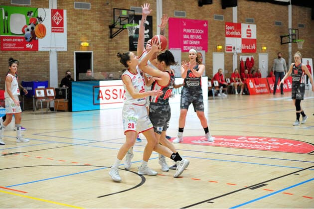 Basketball DBBL 12 Matchday GiroLive Panthers Osnabrück TSV 1880 Wasserburg on 10 01 2021 in the OSC Hall in Osnabrück Kata Takacs Osnabrück in a duel with Margaret Mulligan Wasserburg BK
